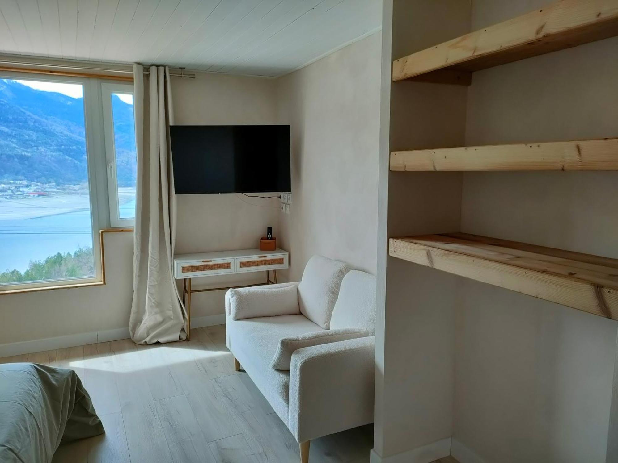 Le Cosy Du Plongeoir - T2 Neuf Avec Vue Sur Le Lac De Serre Poncon Et Grande Terrasse Avec Jardin Savines Bilik gambar