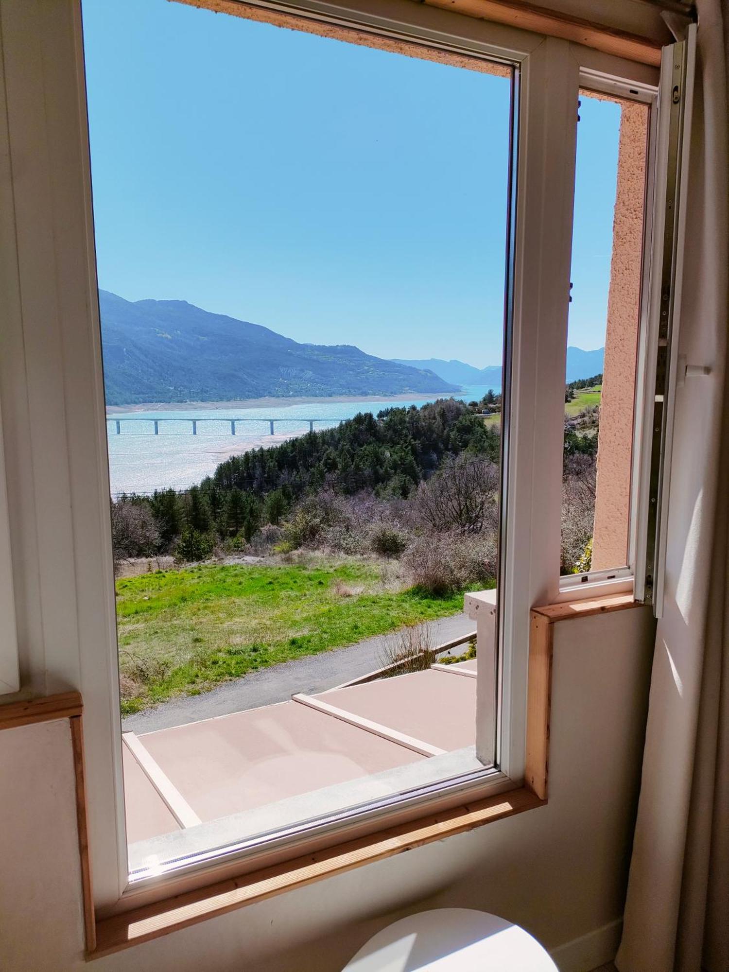 Le Cosy Du Plongeoir - T2 Neuf Avec Vue Sur Le Lac De Serre Poncon Et Grande Terrasse Avec Jardin Savines Luaran gambar